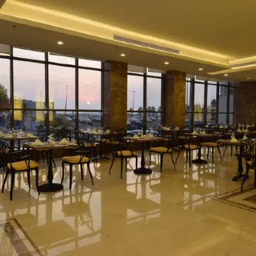 Holiday Inn JEDDAH CORNICHE by IHG Отели рядом с достопримечательностью «Банкетный зал Miral»