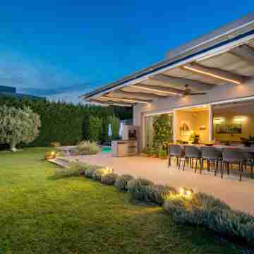 Vista Hotel Exterior