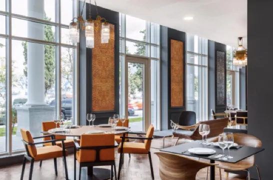 Le Port Boutique Apart Hotel Отели рядом с достопримечательностью «Али и Нино, Скульптура»