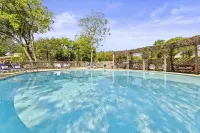 Camp Comfort Hotels in Center Point