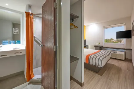 City Express Junior by Marriott Mexicali Отели рядом с достопримечательностью «COMPUERTA SHARP»
