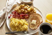 Holiday Inn & Suites COLUMBIA NE - FT JACKSON AREA by IHG - breakfast