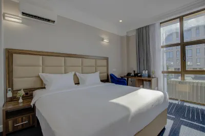 Hotel Resident Bishkek Отели рядом с достопримечательностью «Парк Берёзовая роща»