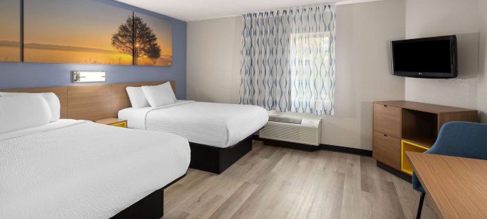 Days Inn & Suites by Wyndham Green Bay WI. Hotels in Brown County
