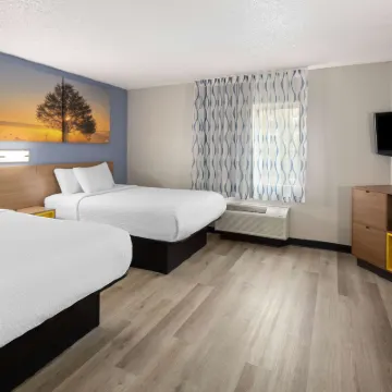 Days Inn & Suites by Wyndham Green Bay WI. Hotels near KI Convention Center