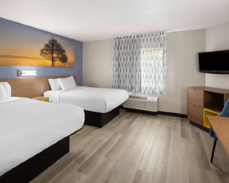Days Inn & Suites by Wyndham Green Bay WI. Hotels in Brown County