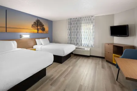 Days Inn & Suites by Wyndham Green Bay WI. Отели в г. Аллоез