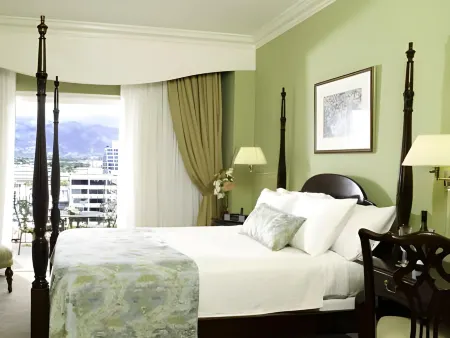Courtleigh Hotel & Suites