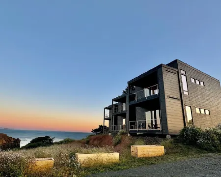 The Cove at Port Orford: King Salmon Suite Hotels in Port Orford