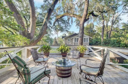 The Barn at Linwood - Tucked away in old downtown Summerville. A special getaway