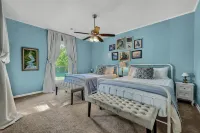 Historic home half a mile from Downtown Denison and minutes to Lake Texoma. Hotels in Denison