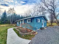The bungalow @ T. Spex Eyewear is a cozy, convenient stay in Canandaigua!