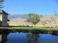Historic 2 Story Hand-Hewn Log Cabin Next to Yellowstone Park - Chalets