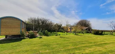 Exquisite Shepherd's HUT With HOT TUB - Between Moor and sea