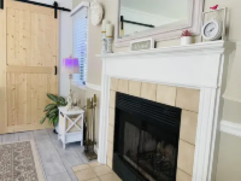 Luxe Villa- mins from Mohegan Sun with fireplace, jacuzzi, sauna/pools, and spa