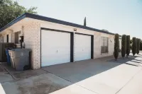 Comfy Casita, centrally located, pool, game room, sleeps 10!
