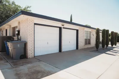 Comfy Casita, centrally located, pool, game room, sleeps 10!