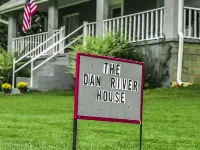 Tranquil sounds of the Dan River heard from the front porch or by the firepit. Hotel di Patrick County
