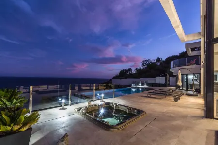 Beautifully located luxury private villa with heated pool and jacuzzi Отели рядом с достопримечательностью «Playa Salobreña»