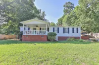 Charming 3-bedroom house near lake in Chapin