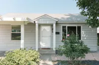 Molly's Place - Home in Kennewick with yard Under Sea Adventures Inc附近的飯店