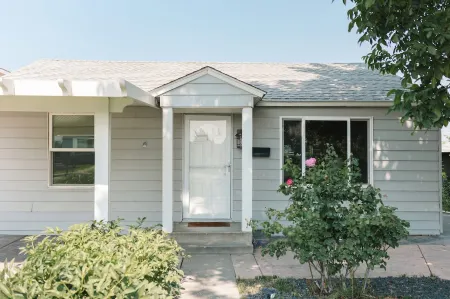 Molly's Place - Home in Kennewick with yard