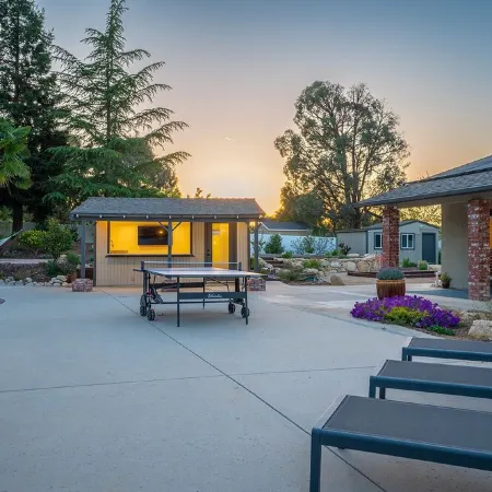 4,500 sq-ft retreat with a pool and hot tub in the middle of wine country!