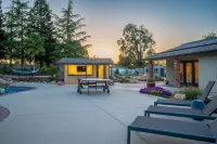 4,500 sq-ft retreat with a pool and hot tub in the middle of wine country!