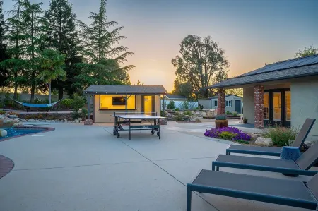 4,500 sq-ft retreat with a pool and hot tub in the middle of wine country!