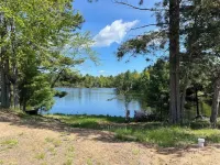 Lake front NEW Cabin 2bd 2b AC/WIFI, kayak, beach, fish, firepit