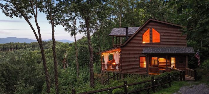 Knotty Bear: Cozy Cabin, Breathtaking Mountain Views, Hot Tub, Fire Pit ギルマーのホテル