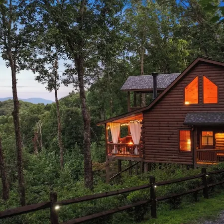 Knotty Bear: Cozy Cabin, Breathtaking Mountain Views, Hot Tub, Fire Pit