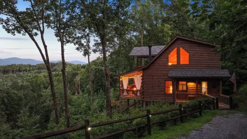 Knotty Bear: Cozy Cabin, Breathtaking Mountain Views, Hot Tub, Fire Pit - Mountain view