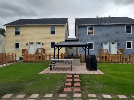 ⁎ 2 Townhomes with Smart TV & Blackout Curtains