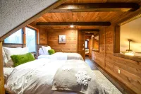 New Renovated Ski Chalet on the River with a Hottub