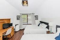 Luxury Private Lake House w/ Hot Tub & Dock!