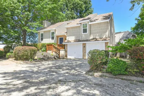 Stylish modern 4/3 family home in Overland Park