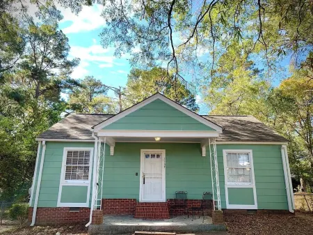 The Mockingbird Crew House - 3 Bedroom, 2 Bath Home in North Fondren