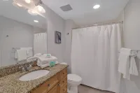 Cute/updated efficiency condo/Gulf front building/NO BALCONY OR VIEW/FREE CHAIRS