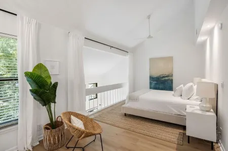 Newly Renovated Top Floor High Hammock Villa! Golf Views & Close to Everything!