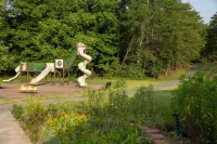 Cozy & Colorful Cabin at The Woods Resort (pet friendly Hoteles en Condado de Berkeley