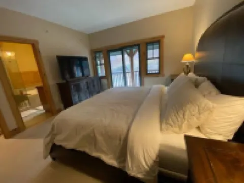 Ski In / Ski Out Treetops Home with Outdoor Private Spa