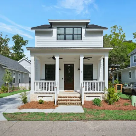 Luxury Home in Old Town Bluffton + FREE Golf Cart. Sleeps 8 - Downtown location