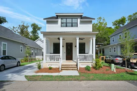 Luxury Home in Old Town Bluffton + FREE Golf Cart. Sleeps 8 - Downtown location