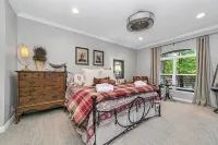 Lux 3Br Mtn Home with Incredible View of Falls and designer furnishings