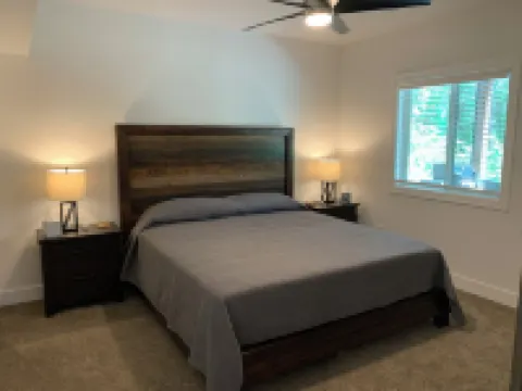 One Bedroom Relaxing Woodland Getaway with Putting Green and Walking Trails