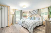 NEW-The Beach Haus- Luxe Cottage, professionally designed w/ WiFi, linens incl.
