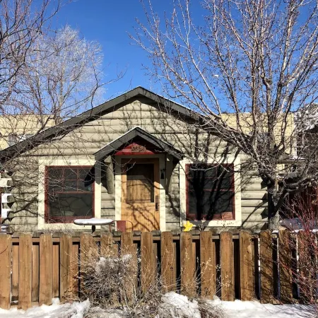 ADA Compliant Cabin. Luxury finishes, pet friendly. Garden, 3 blocks to downtown