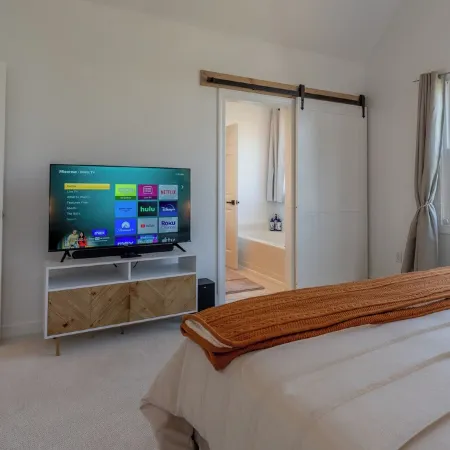 Cozy 4-Bedroom Raleigh Retreat. Home Theater. Furnished Deck. 15 Min to Downtown Отели рядом с достопримечательностью «Торговый центр Triangle Town Center»