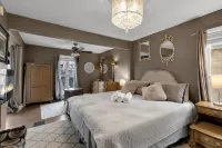 Charming 5 BR Grand Victorian Family Home King Suite Walk to Falls Game-Room - Homestays